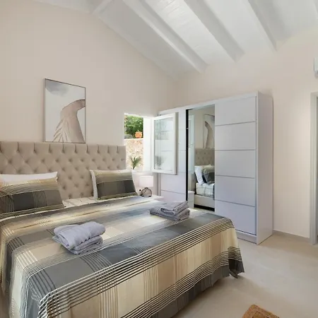 Irida Villa Fountana